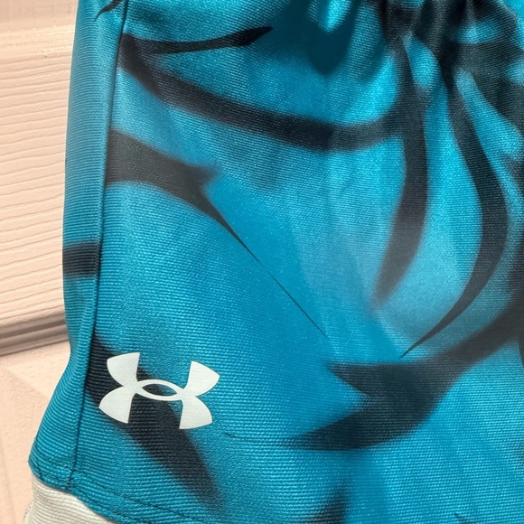 Under Armour Shorts Youth XL Loose Fit - Picture 2 of 4